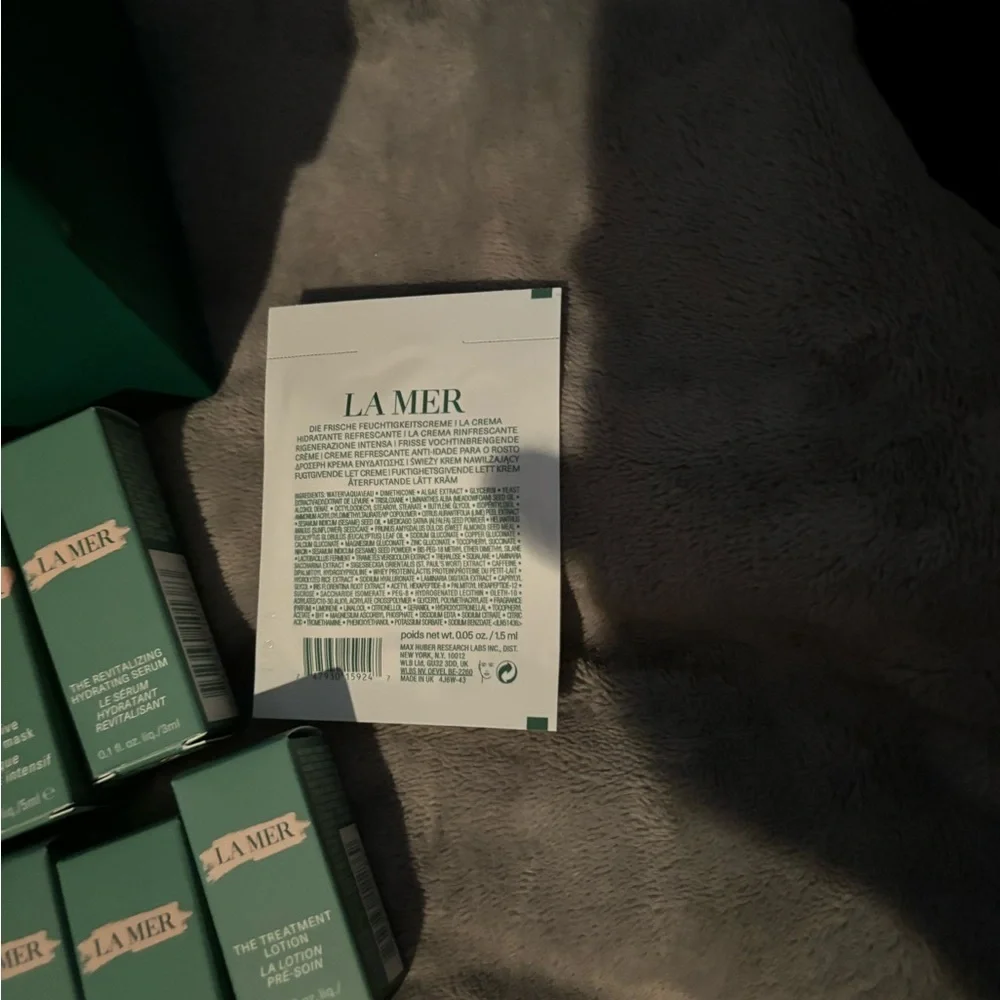 La Mer Skincare Collection with White and Green Packaging - Picture 5 of 9